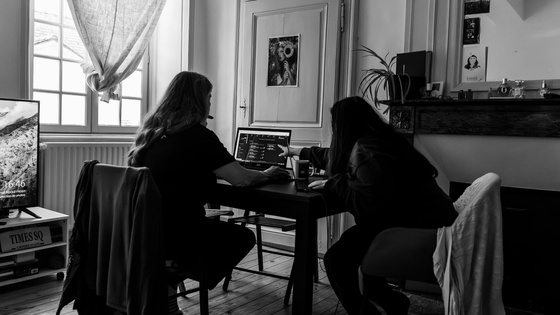 One-to-one working session in front of a screen, in a Paris apartment